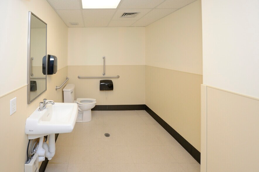 More Photos Of 222 E Ridgewood Ave, Ridgewood Freestanding For Lease