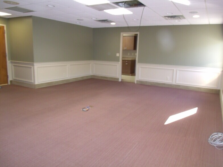 More Photos Of 411 Holmes St, Frankfort Light Distribution For Sale