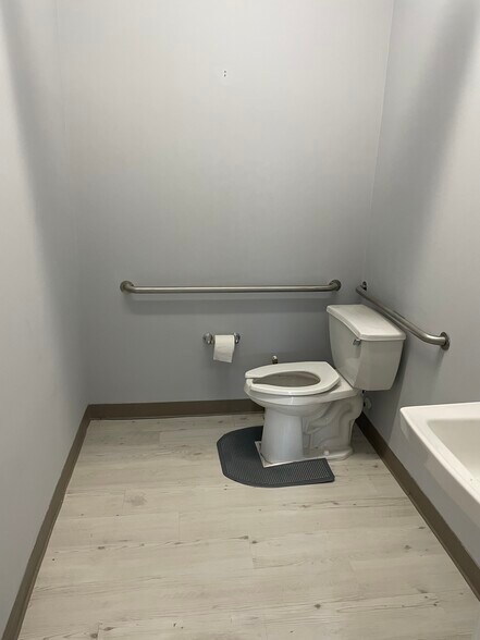 More Photos Of 12420 San Jose Blvd, Jacksonville Medical For Lease