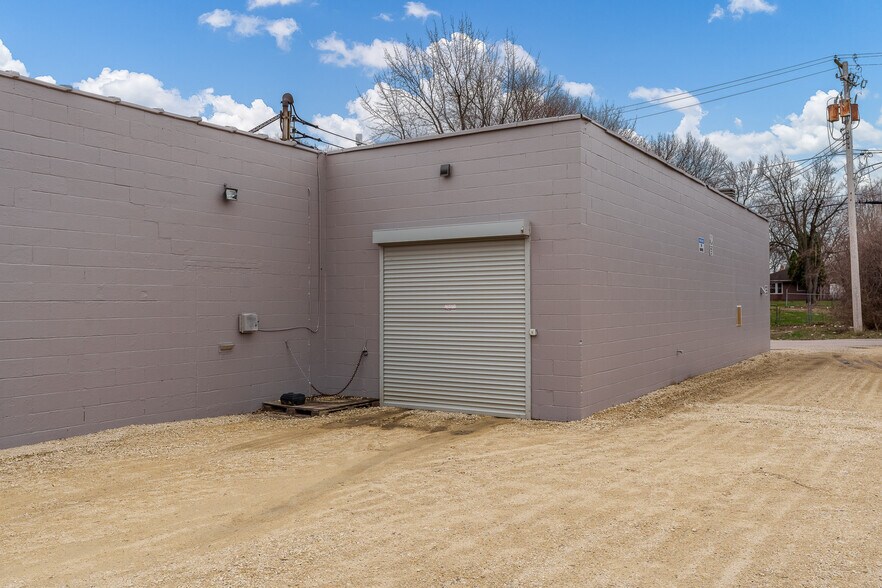More Photos Of 3944 Auburn St, Rockford Warehouse For Lease