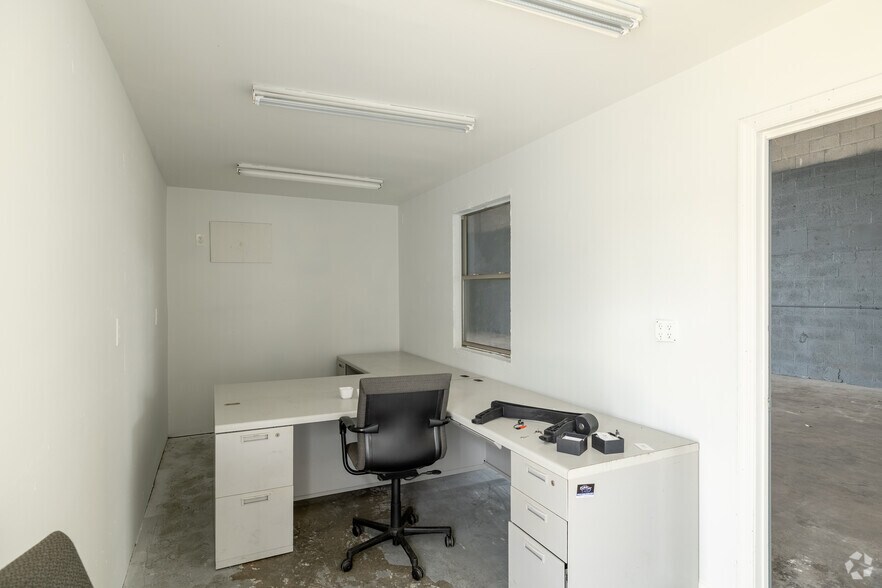 More Photos Of 1620-1646 SE Village Green Dr, Port, Port Saint Lucie Warehouse For Lease