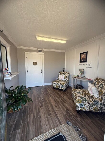 More Photos Of 1260 N Main St, Vidor Office For Sale