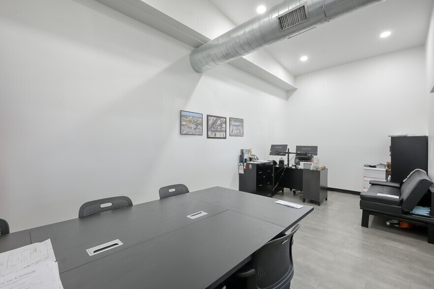 More Photos Of 202 N Frazier St, Conroe Freestanding For Sale