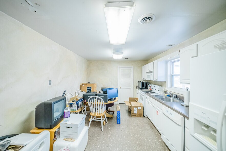 More Photos Of 1014 W Main St, Princeton Freestanding For Sale