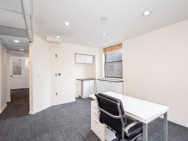 More Photos Of 115 E 61st St, New York Medical For Sale