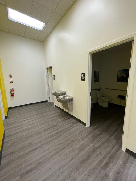 More Photos Of 2755 Tyrone Blvd, Saint Petersburg General Retail For Lease