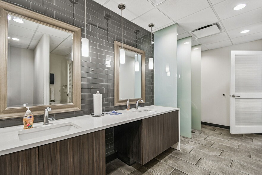 More Photos Of 902 N Himes Ave, Tampa Office For Lease