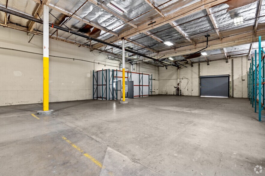 More Photos Of 21350 Lassen St, Chatsworth Warehouse For Lease