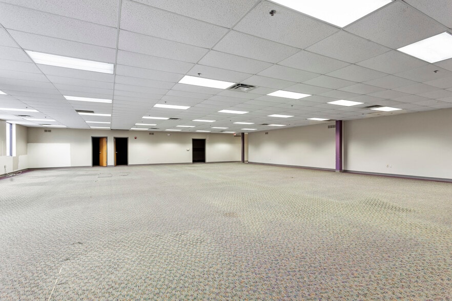 More Photos Of 1211 W Cambridge Circle Dr, Kansas City Warehouse For Lease