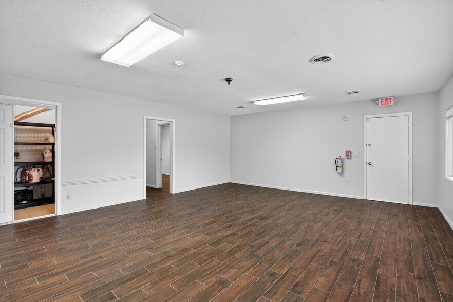More Photos Of 5109 E 5th St, Katy Storefront Retail Office For Lease