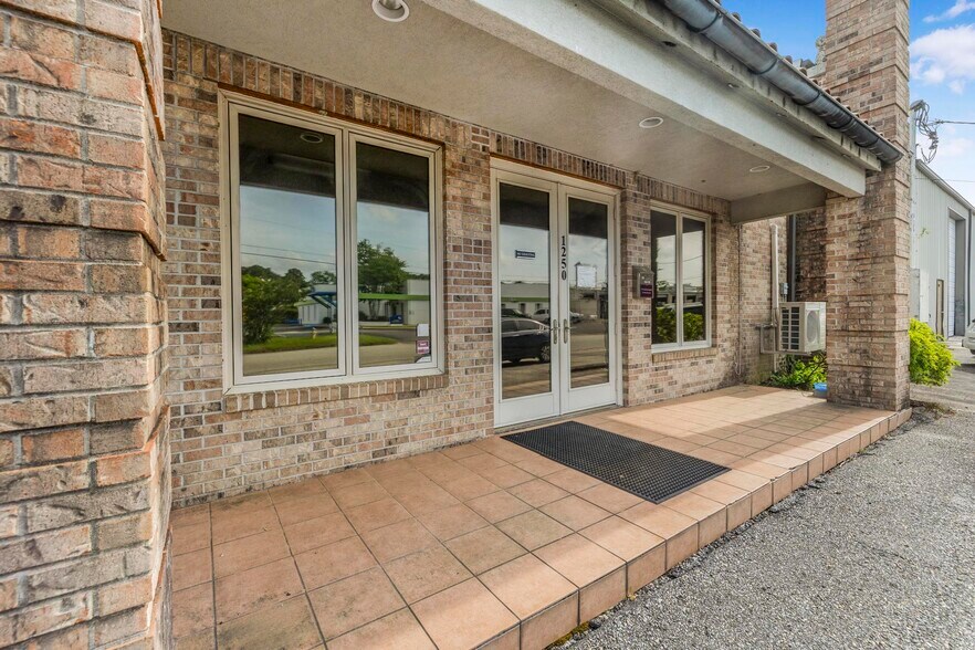 More Photos Of 1250 W I-65 Service Rd S, Mobile Warehouse For Sale