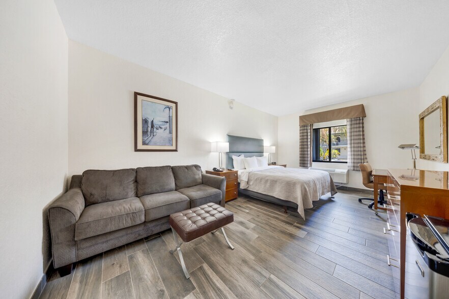 More Photos Of 333 SE 1st Ave, Florida City Hotel For Sale