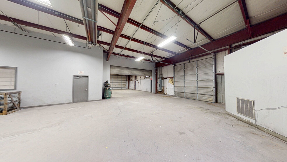 More Photos Of 8945 Covedale Dr, Charlotte Auto Repair For Lease