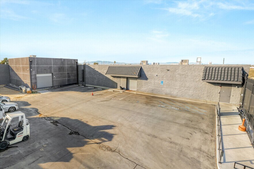 More Photos Of 44211 Yucca Ave, Lancaster Warehouse For Sale