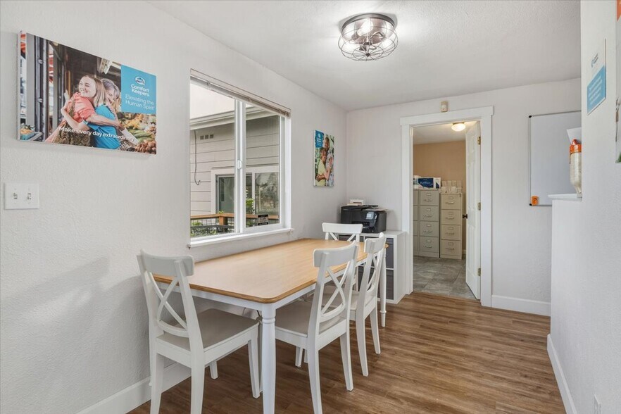 More Photos Of 2115 E 27th St, Vancouver Office For Sale