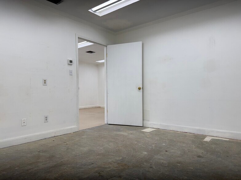 More Photos Of 4406 Exchange Ave, Naples Manufacturing For Sale