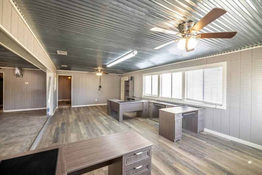 More Photos Of 713 N Riedel St, Yorktown Office For Sale