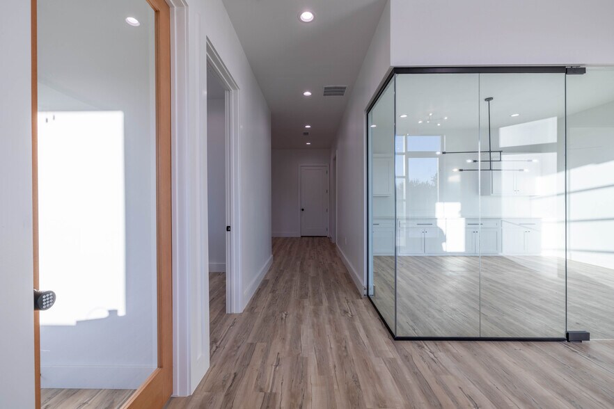 More Photos Of 8343 Upland Ave, Lubbock Office For Sale