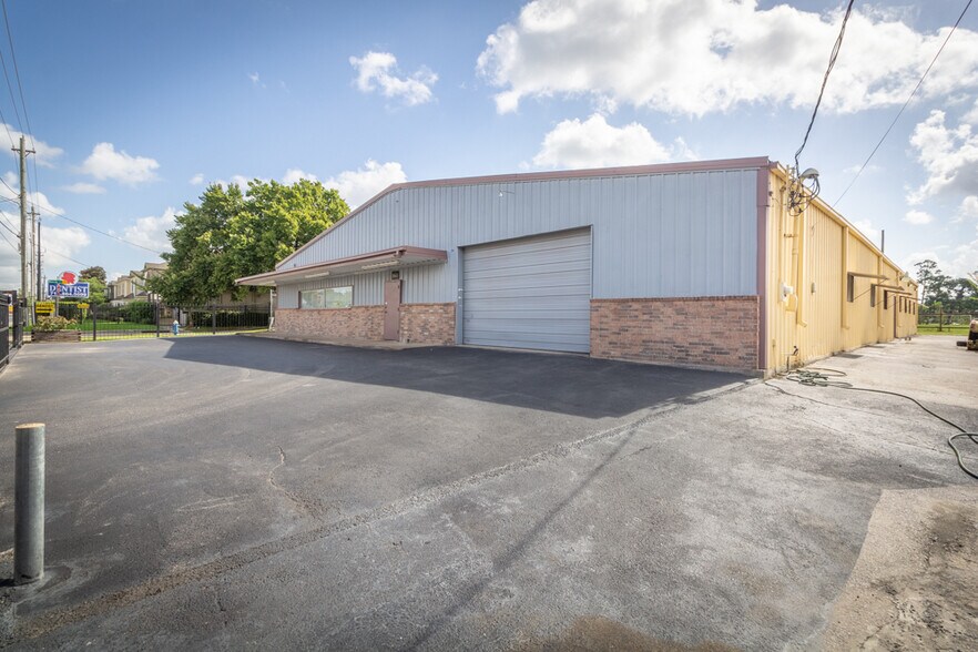 More Photos Of 1624 Airline Dr, Houston Warehouse For Sale