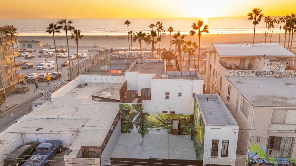 More Photos Of 1915 Ocean Front Walk, Venice Flex For Sale