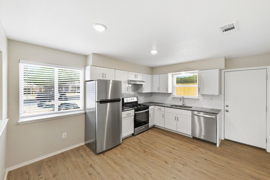 More Photos Of 6709 Wentworth Dr, Austin Apartments For Sale