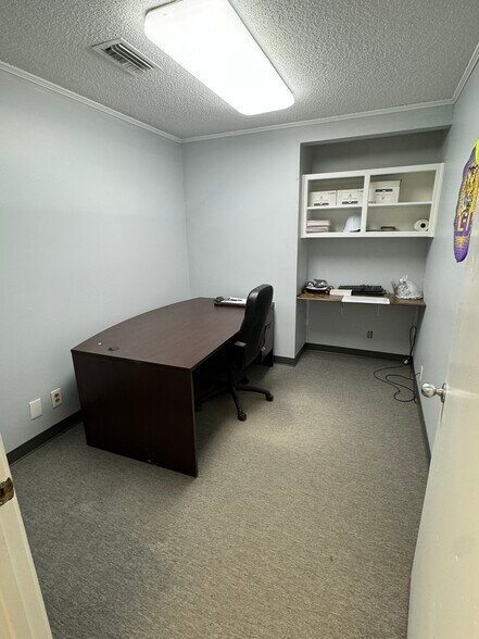 More Photos Of 11638 Sunbelt Ct, Baton Rouge Light Distribution For Lease