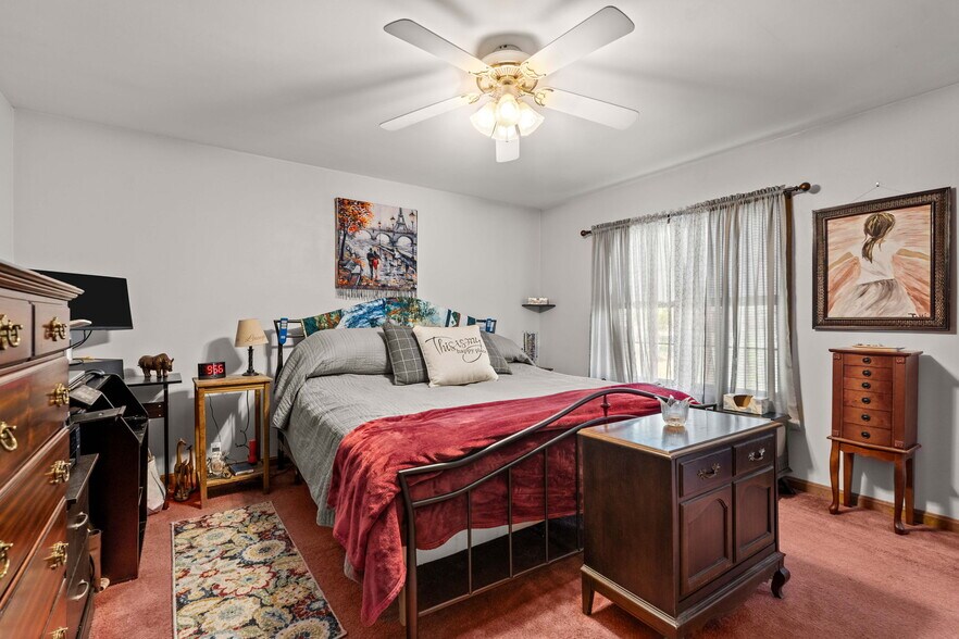 More Photos Of 25 Beacon St, Amesbury Showroom For Sale
