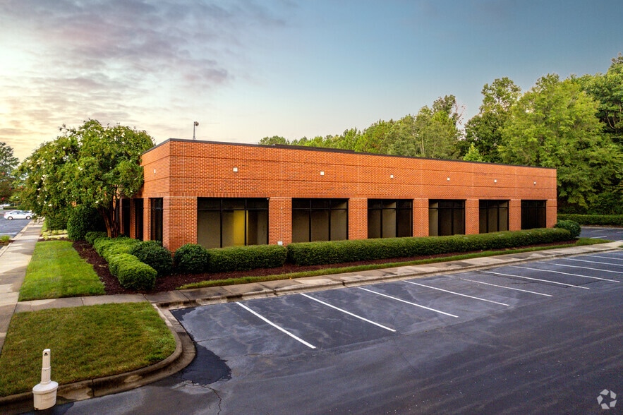 More Photos Of 4828 Parkway Plaza Blvd, Charlotte Unknown For Lease