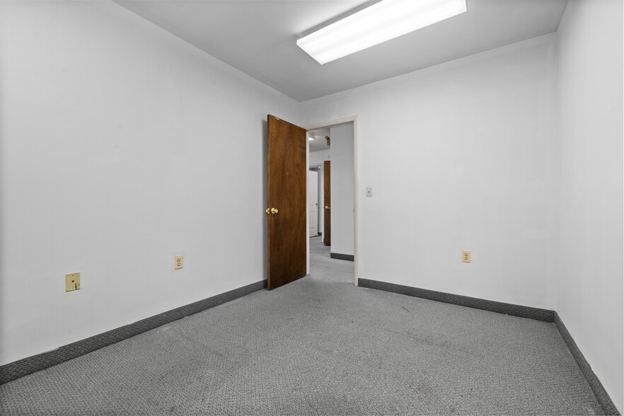 More Photos Of 5875-5881 Allentown Rd, Suitland Office For Sale