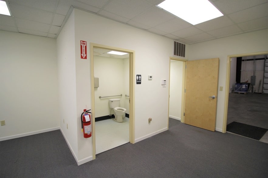 More Photos Of 2612 Larch Ln, Mount Pleasant Flex For Lease