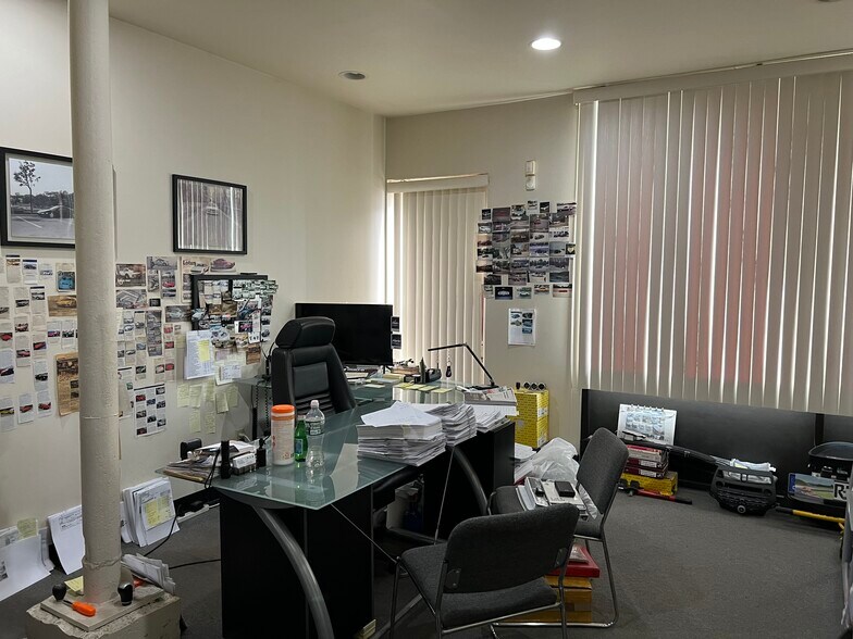 More Photos Of 195 Northern Blvd, Great Neck Auto Dealership For Lease