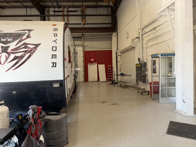 More Photos Of 1406-1414 E Pine St, Midland Warehouse For Lease