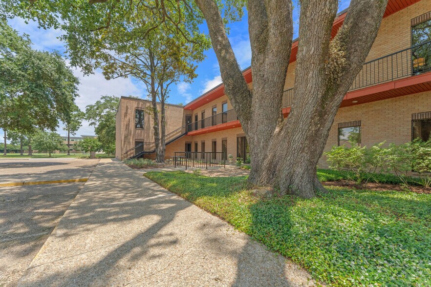 More Photos Of 7732 Goodwood Blvd, Baton Rouge Office Residential For Sale