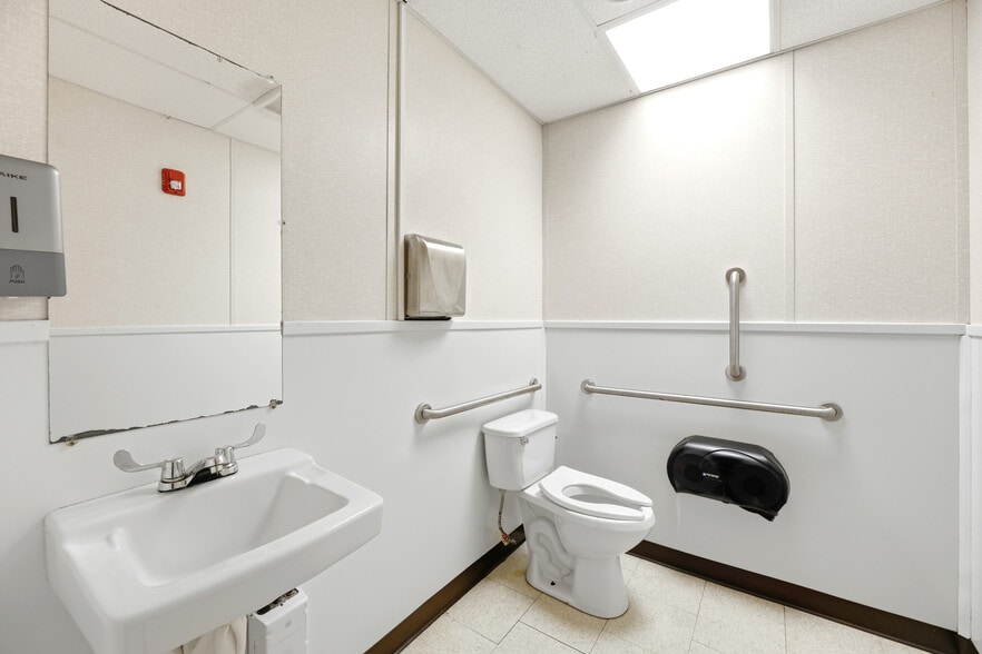 More Photos Of 6837 Lakeville Rd, Orlando Religious Facility For Sale