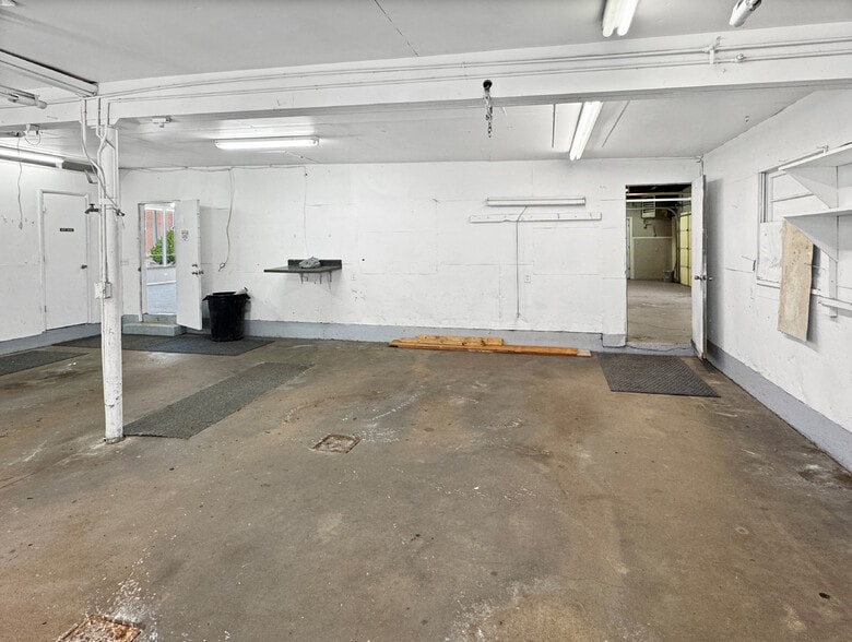 More Photos Of 129 E 5th St, Washington Showroom For Sale