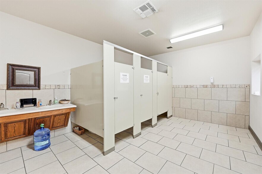 More Photos Of 1300 E Belknap St, Fort Worth Showroom For Sale