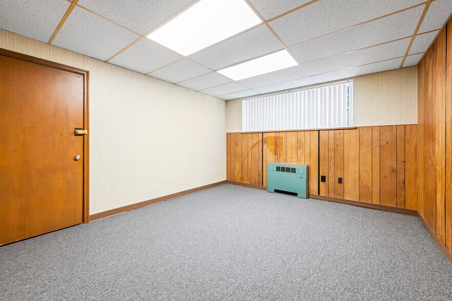 More Photos Of 28475 Greenfield Rd, Southfield Office For Sale