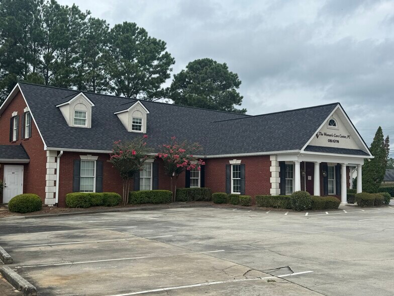Primary Photo Of 1001 Fernwood Dr, Milledgeville Medical For Sale