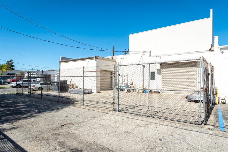 More Photos Of 3220 W Burbank Blvd, Burbank Warehouse For Lease