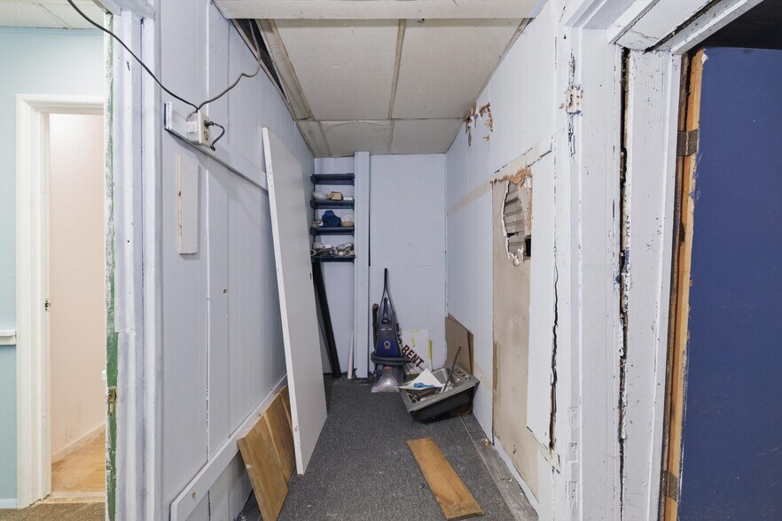More Photos Of 198 N Main St, Salem Storefront Retail Residential For Sale