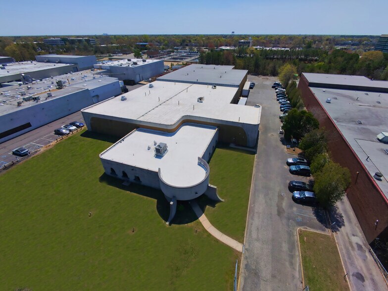 Primary Photo Of 65 Commerce Dr, Hauppauge Warehouse For Lease