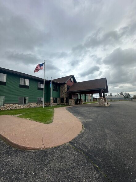 More Photos Of 201 4th Ave NW, Deer River Hotel For Sale
