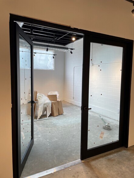More Photos Of 1919 N Main St, Houston Storefront Retail Office For Lease