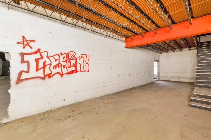 More Photos Of 2025-2027 Center Point Rd, Birmingham Unknown For Lease