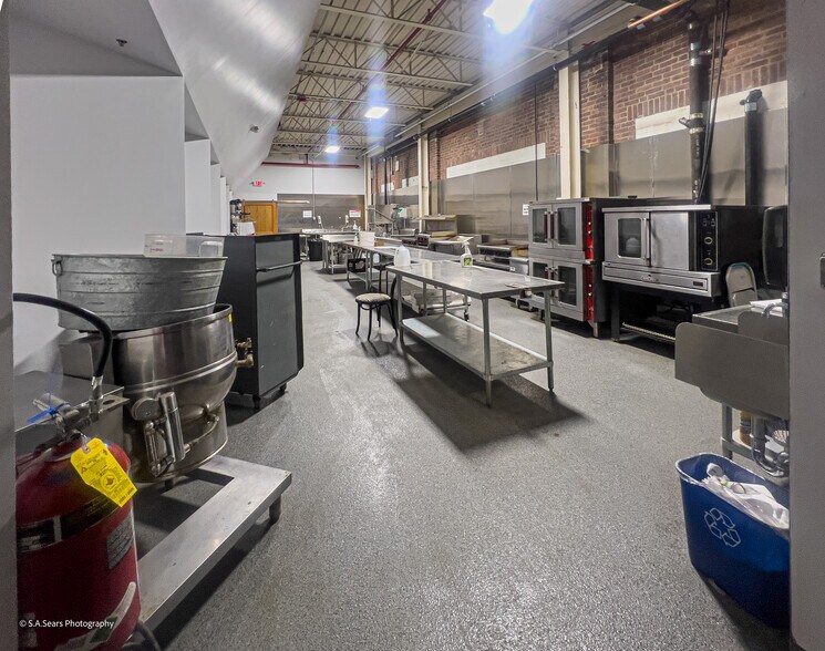 More Photos Of 63 Flansburg Ave, Dalton Flex For Sale