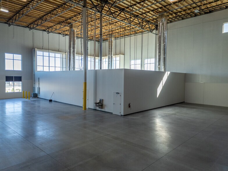 More Photos Of 5005 E Cartier Ave, Las Vegas Service For Lease