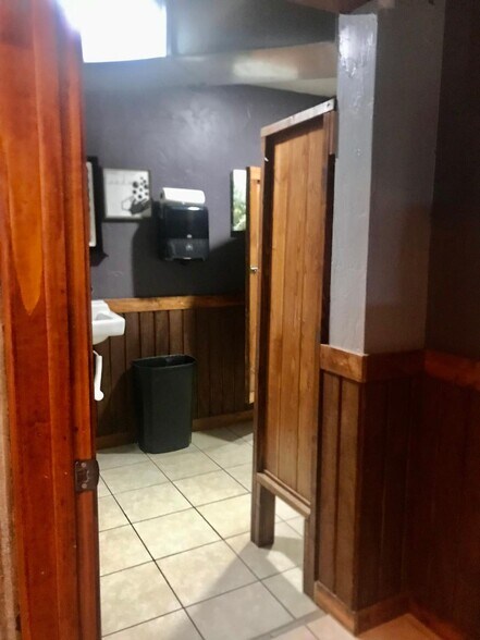 More Photos Of 711 N Steele Ave, Cushing Restaurant For Sale