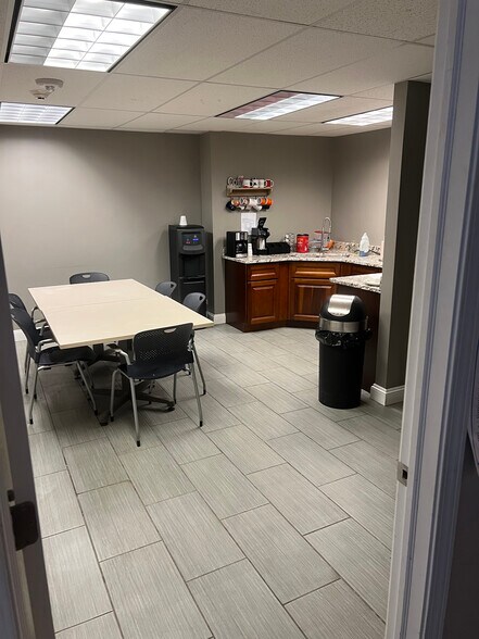 More Photos Of 1601 E Algonquin Rd, Mount Prospect Warehouse For Sale