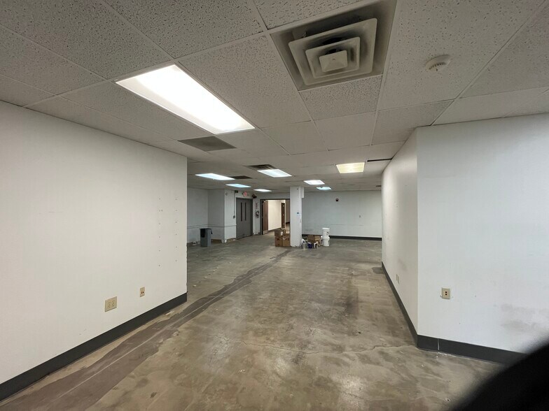 More Photos Of 8300 Dow Cir, Strongsville Light Distribution For Lease