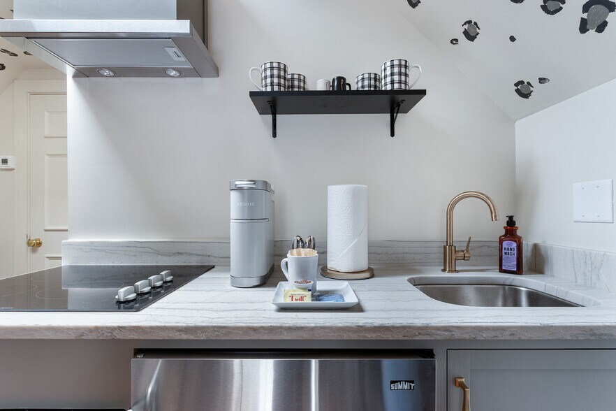 More Photos Of 184 Ashley Ave, Charleston Specialty For Sale